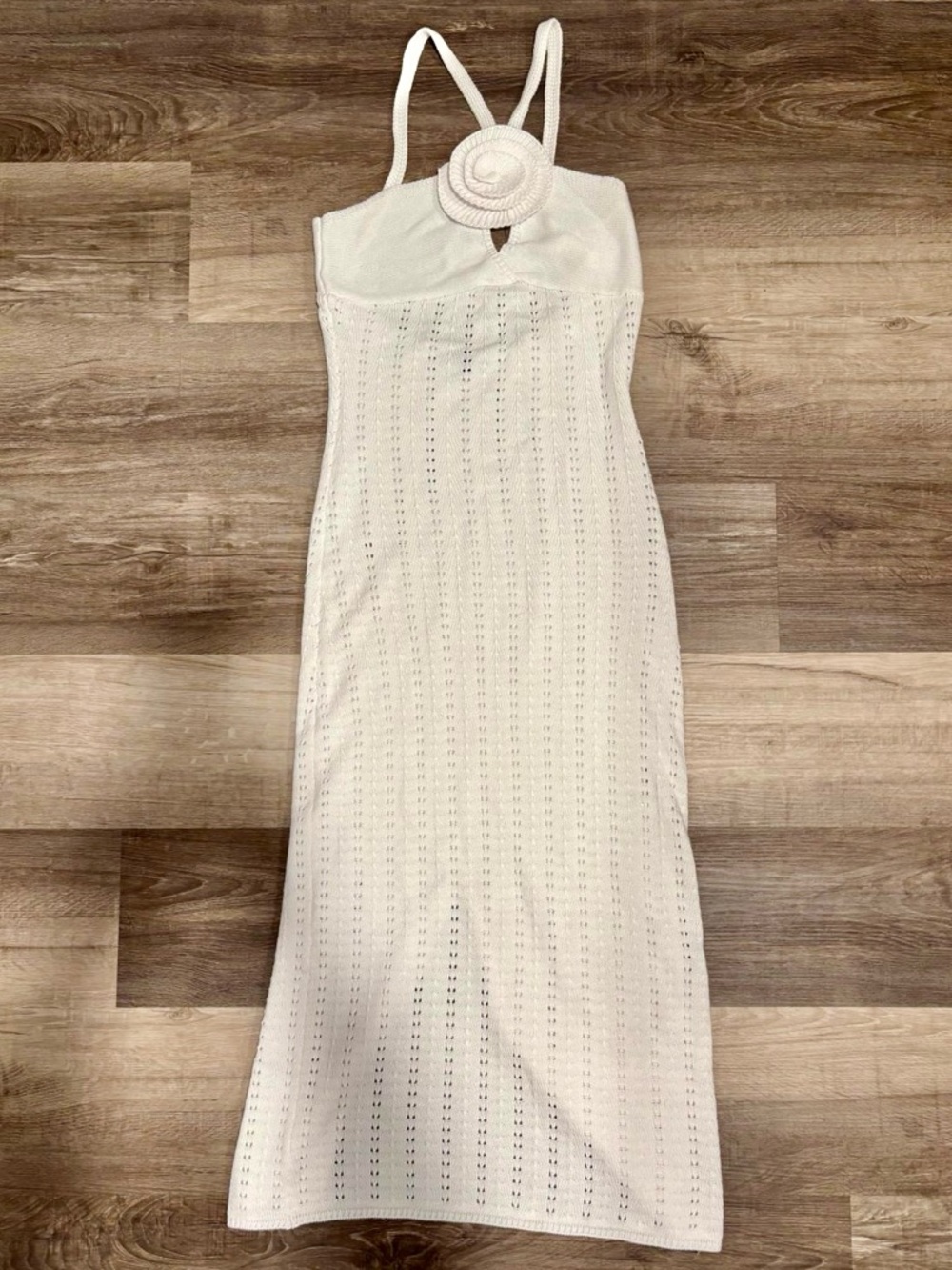 Lulu"s white knit dress with center rose detail - Picture 4 of 8